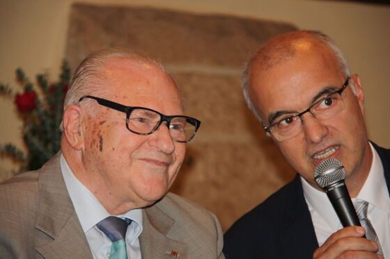 Walter Mogg (MdL a.D., geehrt für 50 Jahre) und Ramazan Selcuk (MdL) im Gespräch (Foto: Jochen Klaß)